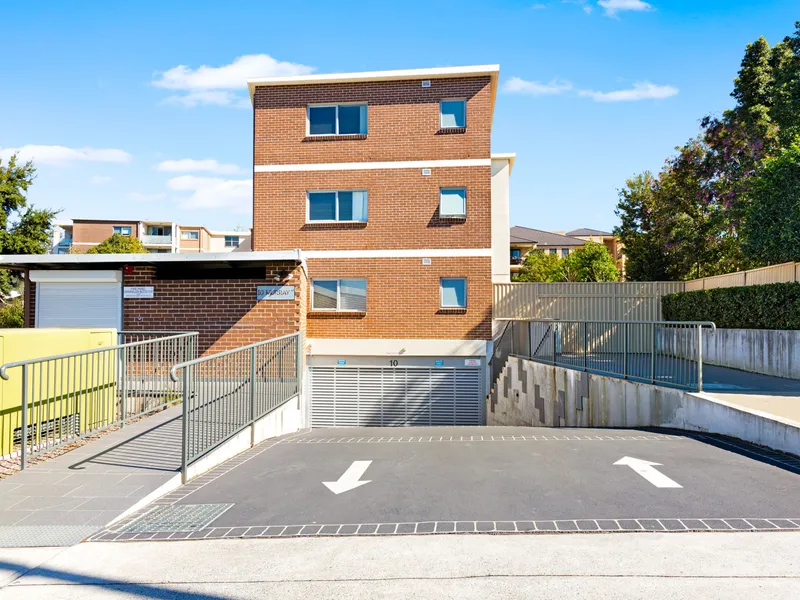 Generously Sized Apartment with Leafy Outlook!