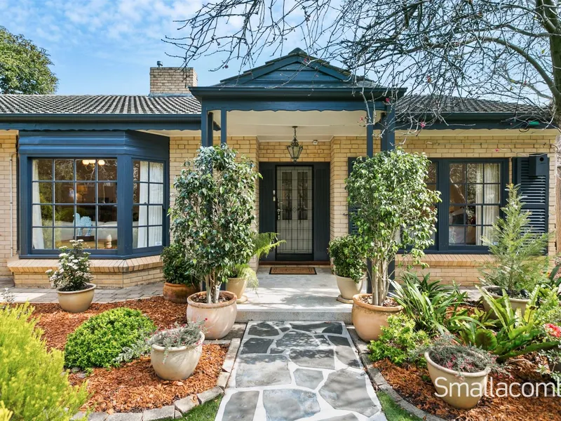 ATTRACTIVE BAY WINDOW COLONIAL FAMILY HOME ~ SUPERB LOCATION