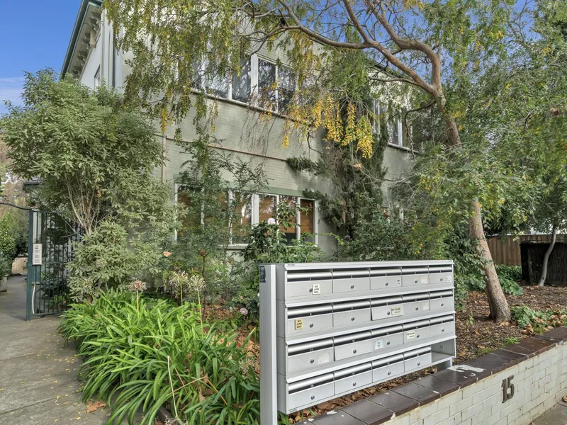 Unique Space in a Grand Mansion Block