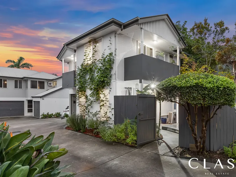 FREE STANDING, SPACIOUS, HUGE COURTYARD...CONVENIENCE!