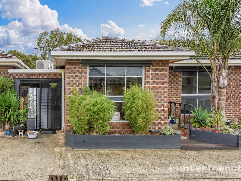 IDEALLY LOCATED, LOW MAINTENANCE BAYSIDE LIVING