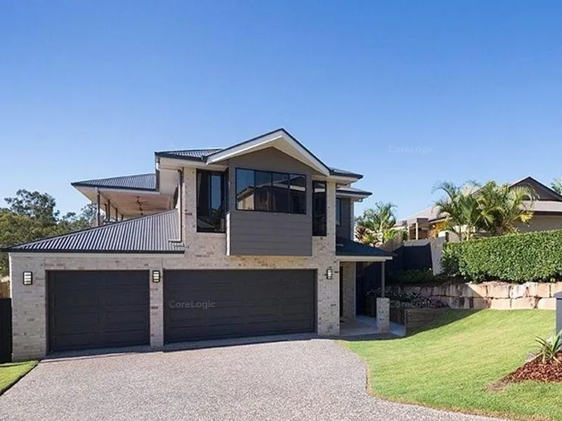 Large family home with fantastic city views!