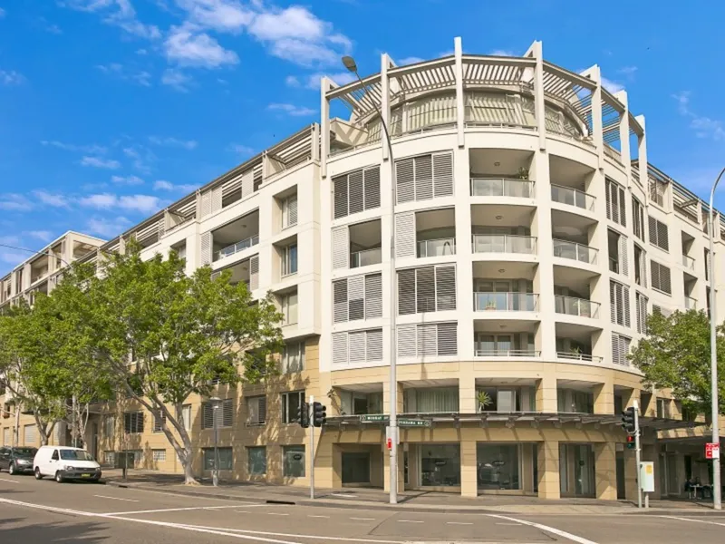 OVERSIZED CONTEMPORARY 3 BED IN PRIME LOCATION