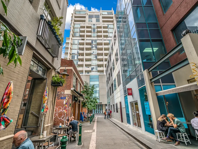A FANTASTIC PAD FOR CITY PROFESSIONAL