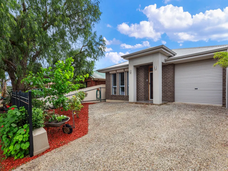 Beautiful Modern Simplicity: Light - Filled Feature & Form