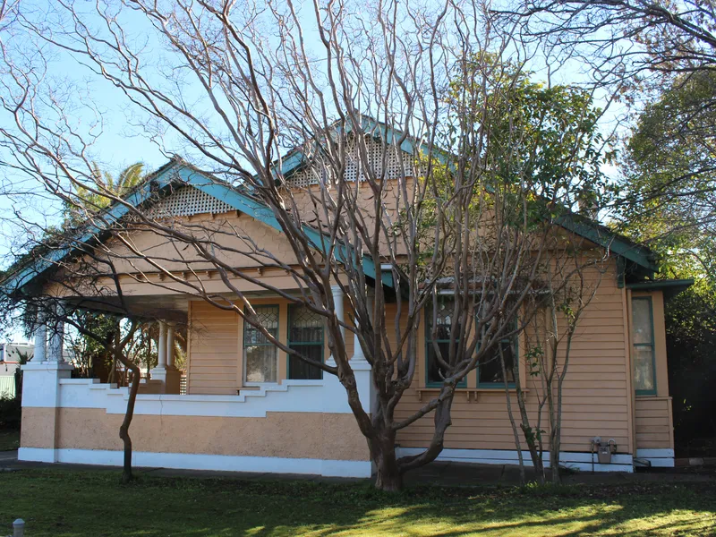 HOUSE TO LET - Classic Old Era Home !