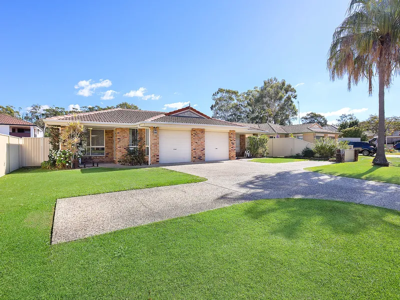 Discover this pristine duplex nestled in a serene cul-de-sac, boasting a plethora of enticing features!