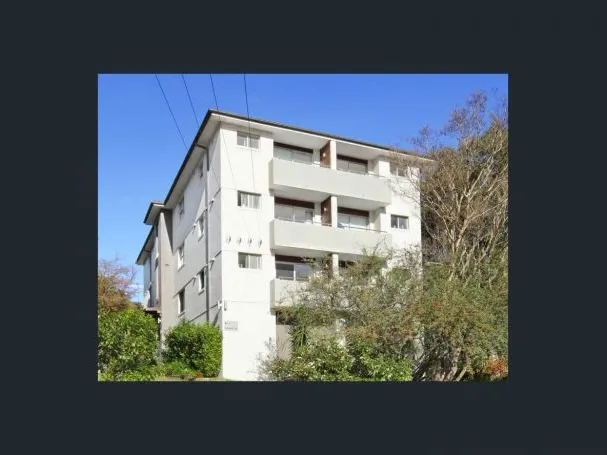 LARGE 1 BEDROOM UNIT IN LEAFY SUBURB