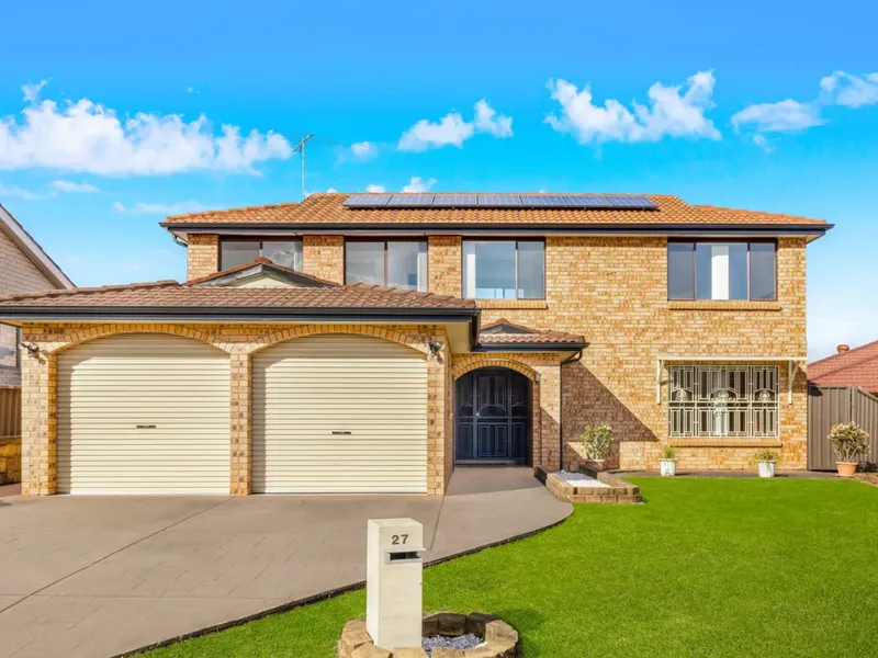 Large Family Gem In A Prime Location!