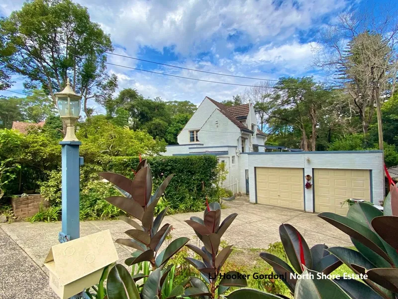 Stylish and Spacous Home with Sparkling Pool