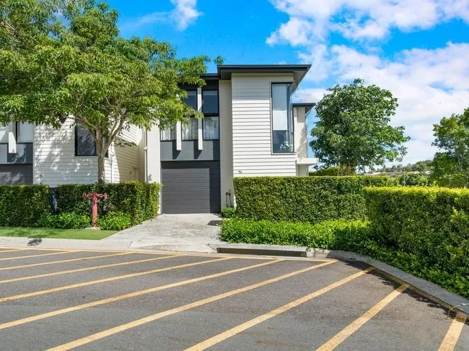 LUXURY LIVING MEETS CONTEMPORARY CONVENIENCE