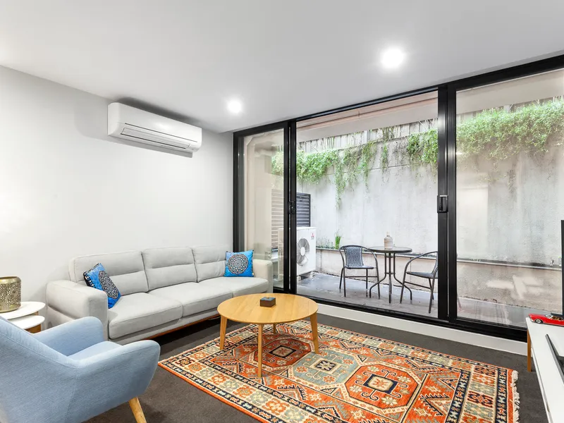 Modern 1 Bedroom Apartment with Courtyard