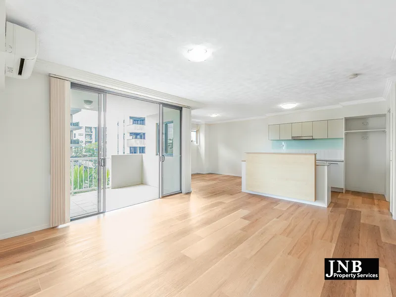 Renovated with Timber Floor-boards - Inner City Living!