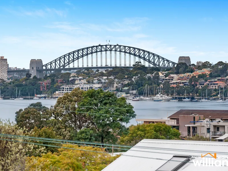CLASSICAL ELEGANCE WITH IMPRESSIVE HARBOUR AND CITY SKYLINE OUTLOOK