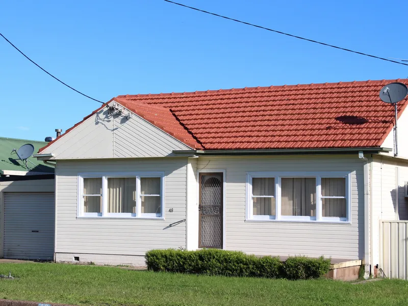 3 BEDROOM HOME CLOSE TO LAKE & SHOPS