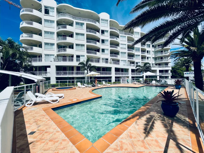 Kirra apartment 30 metres to beach - 3 bed (1 is single bed/study), 2 bath w huge balcony/pool/spa