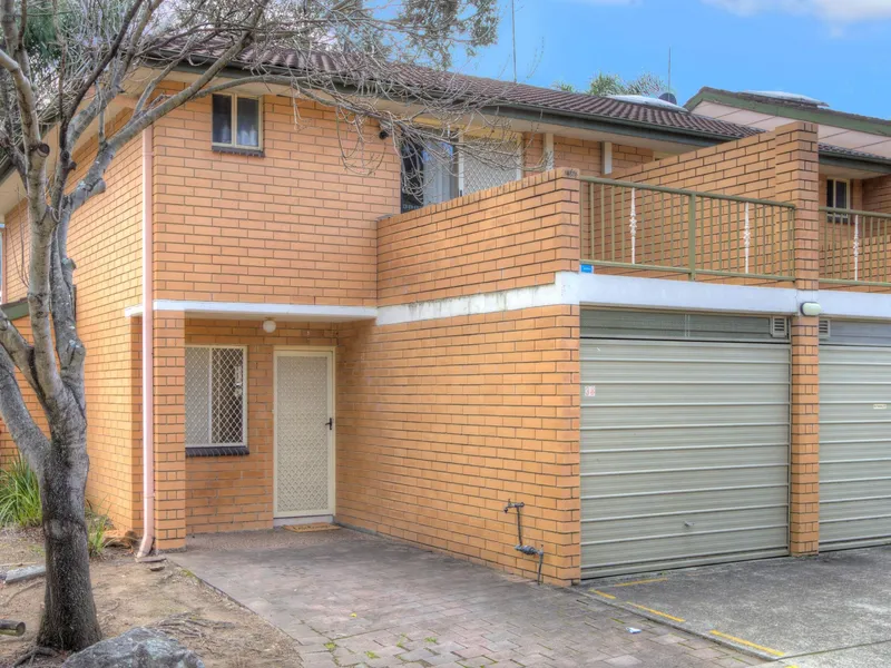 3 Bedrooms! 2 Bathrooms! Gas Cooking With Pool & Tennis Court
