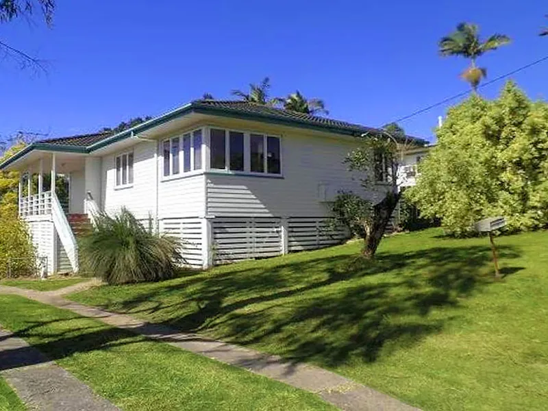 Stunning Queenslander on 610m2! WITH AN ESTIMATED 5.8% GROSS RENTAL YIELD ***PRIVATE INSPECTIONS AVAILABLE***