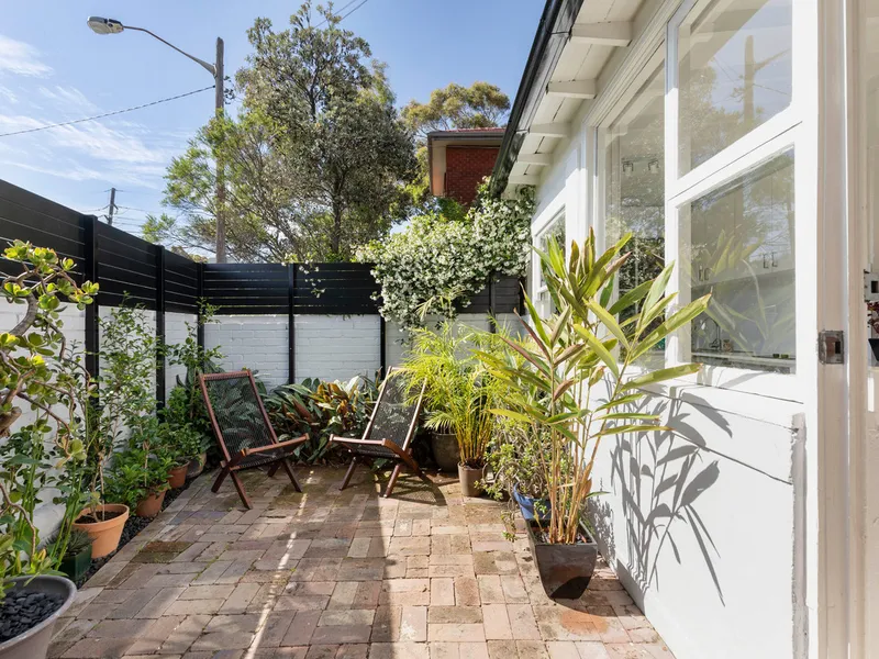 Studio courtyard apartment, pets considered