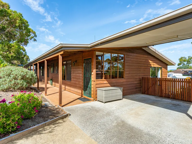 Single Level Living on 907sqm approx.