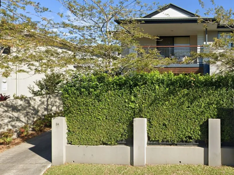 THREE BEDROOM 2 LEVEL TOWNHOUSE WITH DUCTED AIR CON AND COURTYARD !