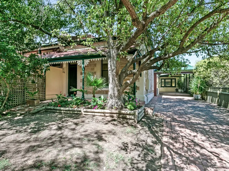 TORRENS TITLE MAISONETTE WITH ORIGINAL CHARM & MODERN UPDATES