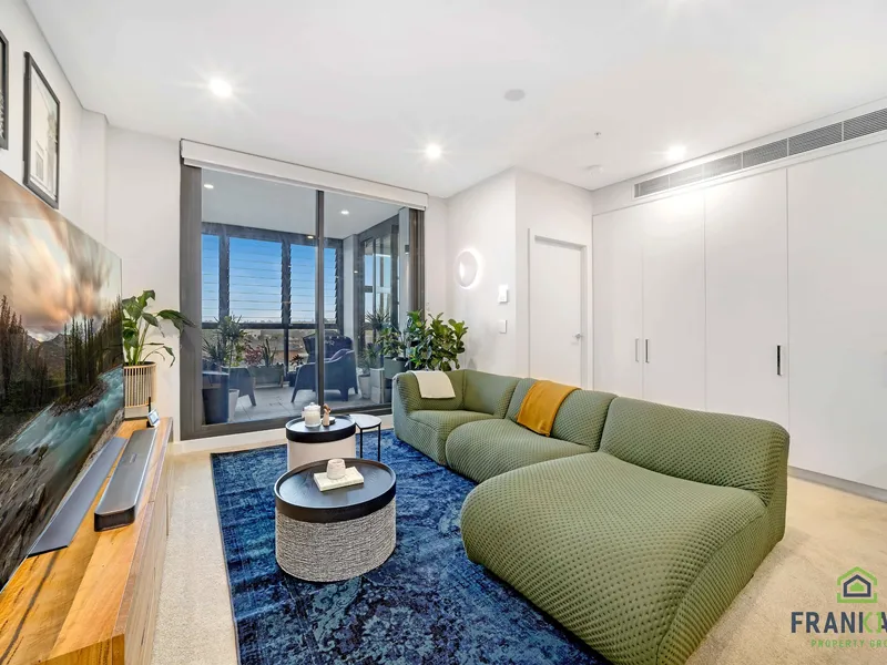 Contemporary Apartment Offering Supreme Convenience and Lifestyle