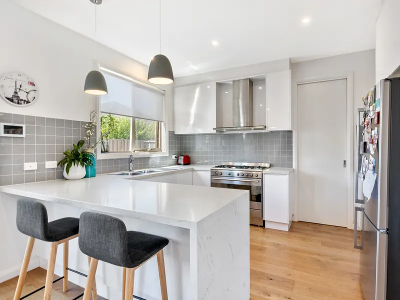 STUNNING LOW MAINTENANCE FAMILY TOWNHOUSE