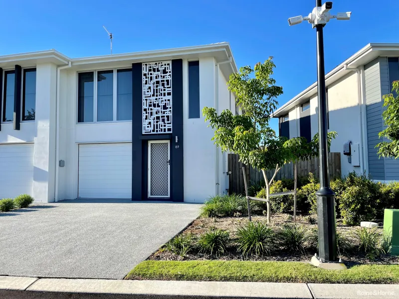 GAINSBOROUGH GREENS NEAR-NEW TOWNHOUSE