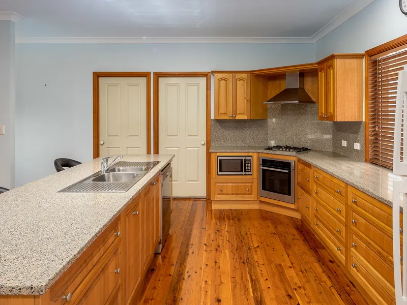 GREAT FAMILY HOME IN THE ARLINGTON ESTATE (ARANA HILLS) PLUS A POOL