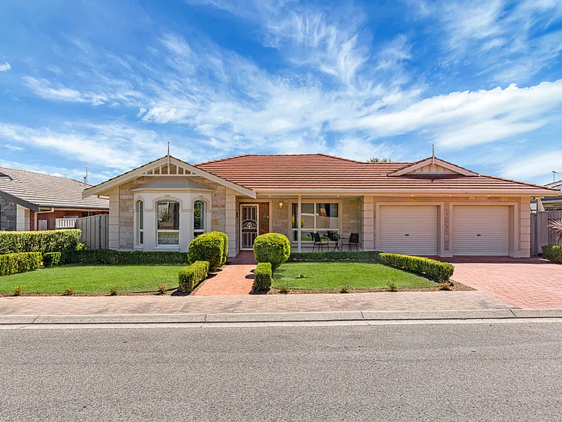 Beautifully presented family home in premiere pocket of Woodcroft