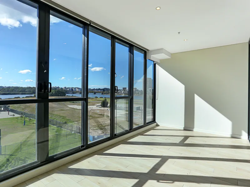 Marina Square Sunny One Bed + Study