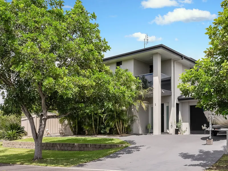 IMMACULATE FAMILY HOME WITH INGROUND POOL