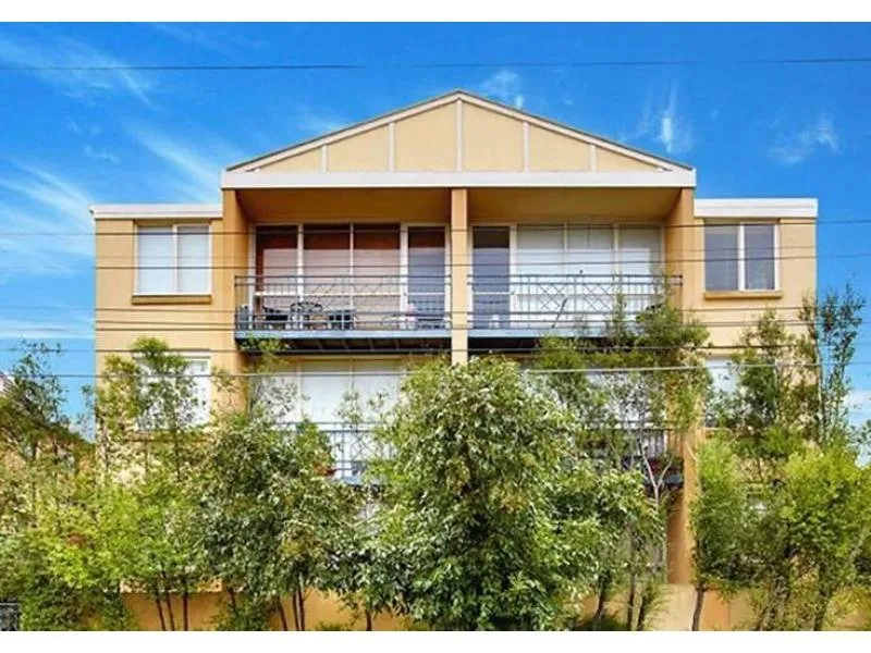 BRIGHT & LIGHT ONE BEDROOM APARTMENT- 6 MONTH LEASE ONLY!