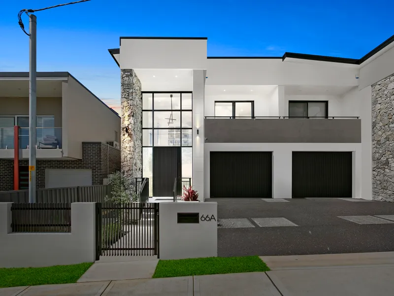 IMMACULATE DESIGNER DUPLEX - OPEN TO VIEW SAT 10/04/2021 10-10.30AM