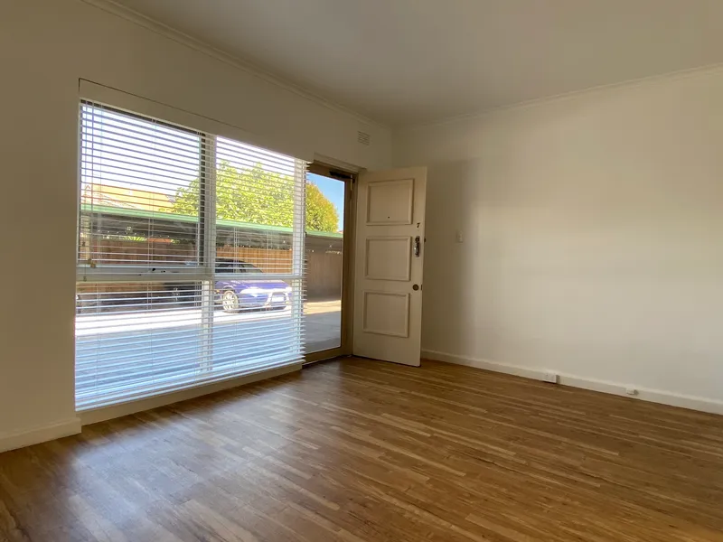 Generous sized Ground floor apartment with gas cooking