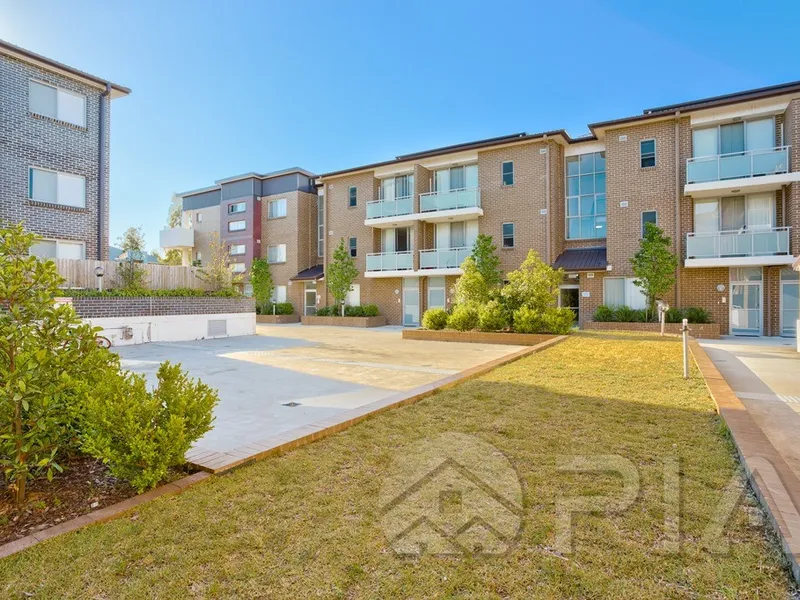 Spectacular Lake Views, Awesome Specs, Spacious 3 Bedroom Apartment!!