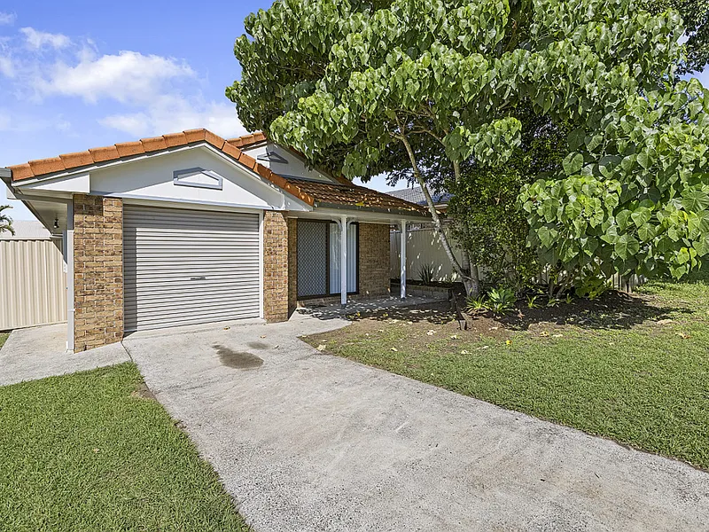 Well-presented low-set brick home!