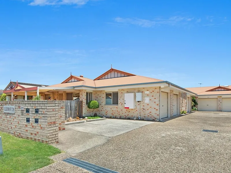 SMALL COMPLEX GROUND FLOOR - WALK TO SHOPS