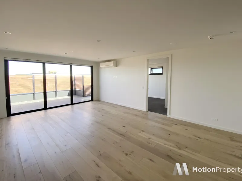 Convenience, Lifestyle, Spacious Living in the heart of Mckinnon!