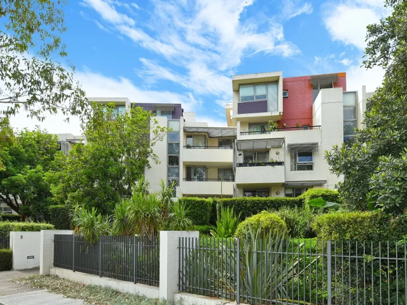 BRIGHT AND SPACIOUS 3 BEDROOM CORNER UNIT, DOUBLE CAR PLUS STORAGE