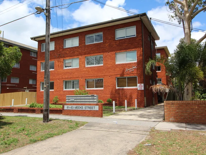 Renovated 2 bedroom unit within walking distance to the Hub of Kingsford 