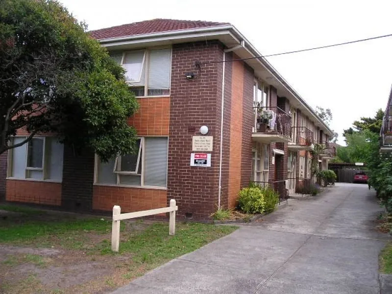 Minutes walk to Carnegie Shopping and Station - Reduced Rent
