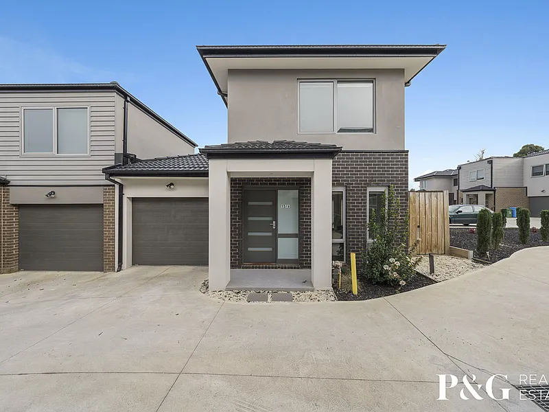 Modern Town House In The Heart Of Narre Warren !!!