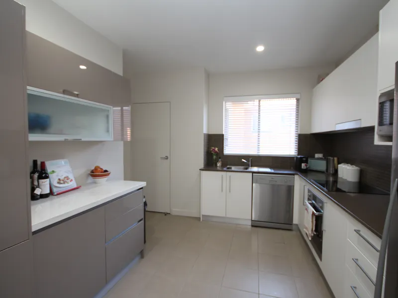 Modern 2 bedroom top floor unit