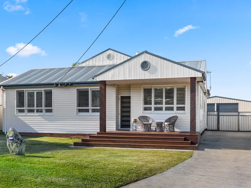 Picture-Perfect Living: Spacious Family Home Moments to the Lake