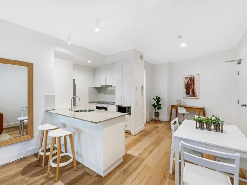 Fully Furnished, Walk to the Beach & Pacific Fair