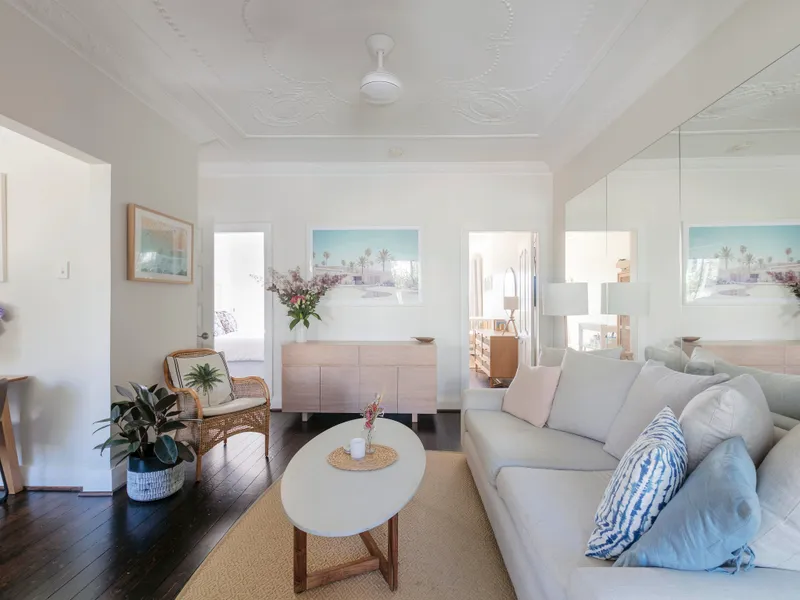 TOP FLOOR APARTMENT FILLED WITH LIGHT IN PRIME LOCATION