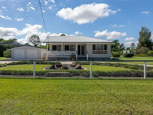 BEAUTIFUL ACERAGE MINUTES FROM AMENITIES