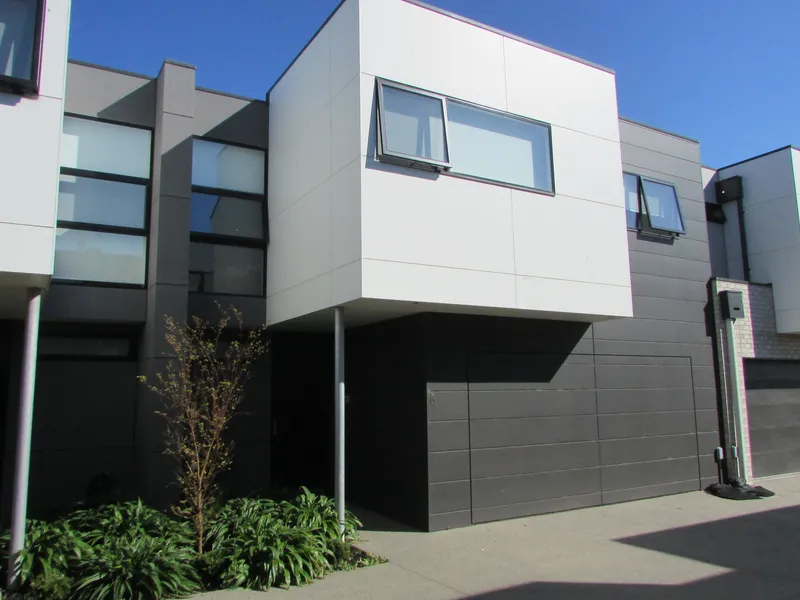 Modern townhouse in convienient location